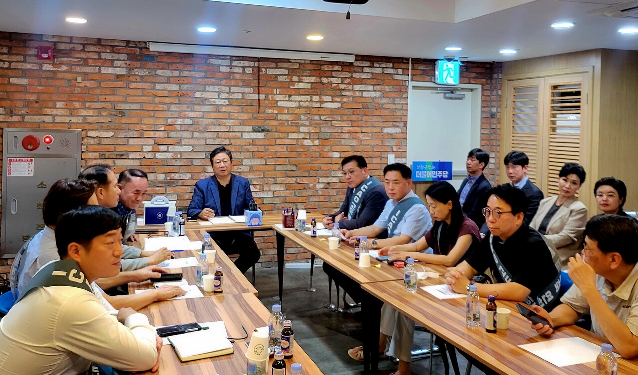 목동 재건축 연합회 위원장들과 황희 의원이 ICAO 고도제한 개정안의 영향에 대해 논의하고 있다. [사진=목재련 제공]