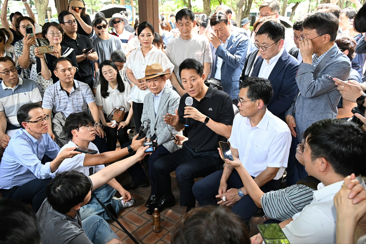 오세훈 서울시장이 지난 30일 목동6단지 재건축 현장을 방문해 지역주민과 간담회를 하고 있다. [사진=서울시]