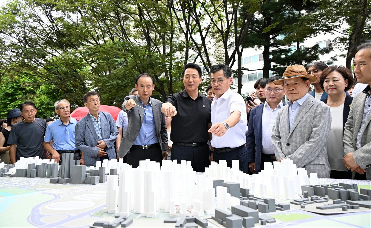 오세훈 서울시장이 지난 30일 목동6단지 재건축 현장을 방문해 정비계획안을 점검하고 있다. [사진=서울시]