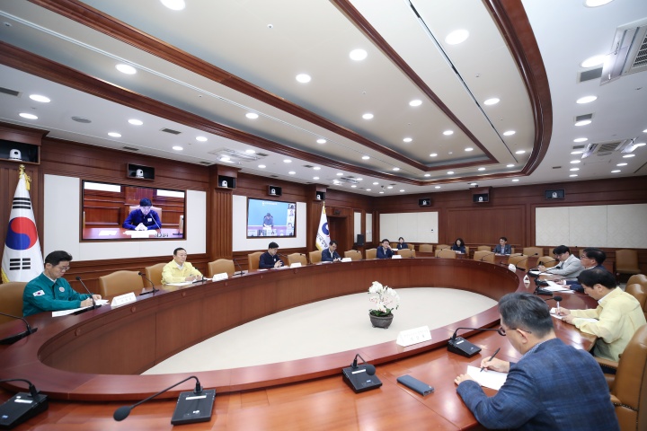 이상경 국토교통부 제1차관(가운데)이 지난 8일 정부서울청사에서 열린 불법하도급 합동 단속 관계기관 회의에서 지자체·공공기관·유관 부처 관계자들과 단속 계획을 점검하고 있다. [사진=-국토부 제공]