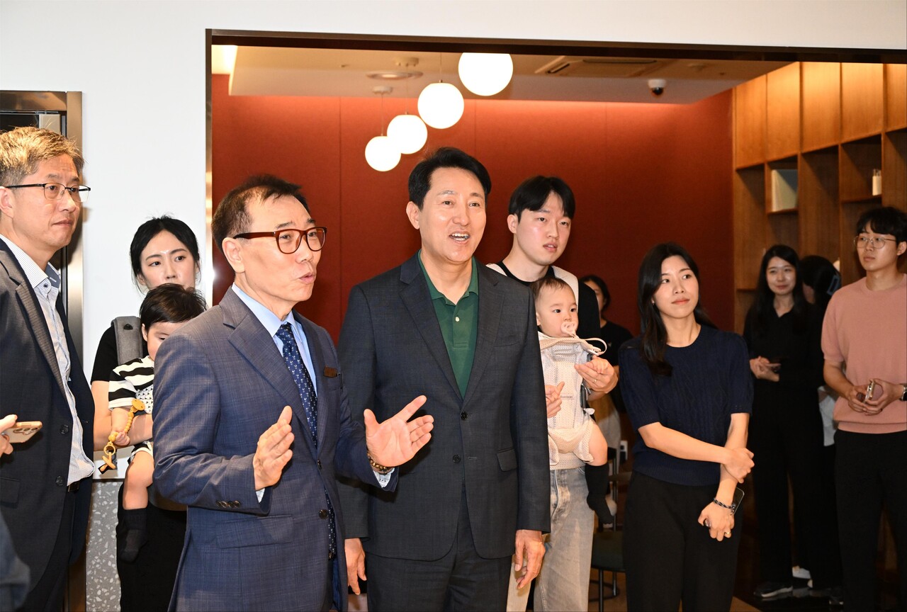 오세훈 시장이 13일 송파구 문정동에 위치한 비아파트형 미리내집을 함께 방문한 서울 베이비 엠버서더와 커뮤니티센터 내부를 둘러보고 있다. [사진=서울시 제공]