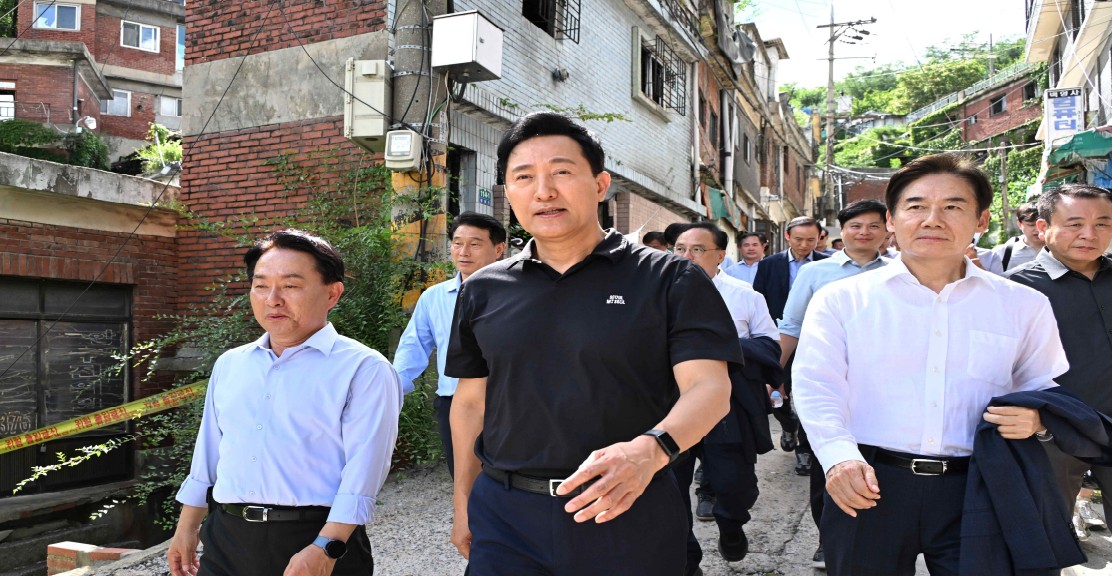 오세훈 서울시장이 지난 19일 오후 서울 서대문구 현저동 1-5번지 일대인 이른바 '똥골마을'을 모아타운 1호 대상지로 선정하고 현장점검을 하고 있다. [사진=서울시]