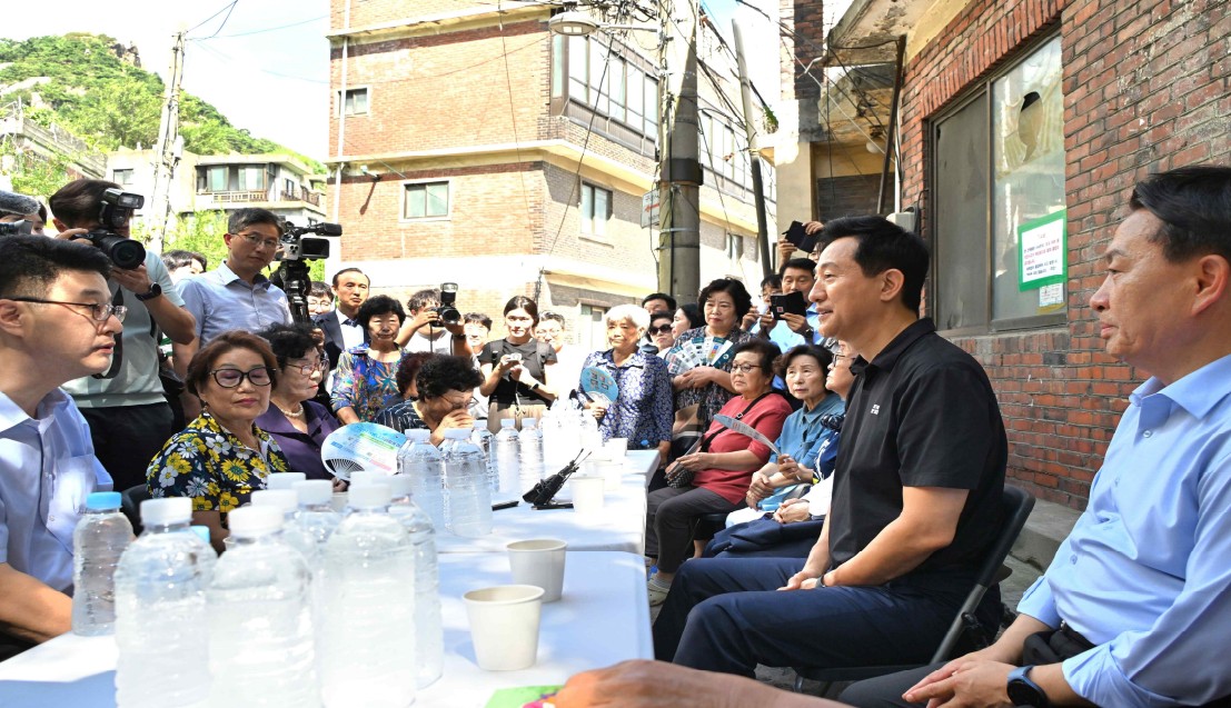 오세훈 서울시장이 지난 19일 오후 서울 서대문구 현저동 1-5번지 일대인 이른바 '똥골마을'을 모아타운 1호 대상지로 선정하고 현장점검을 하고 있다. [사진=서울시]