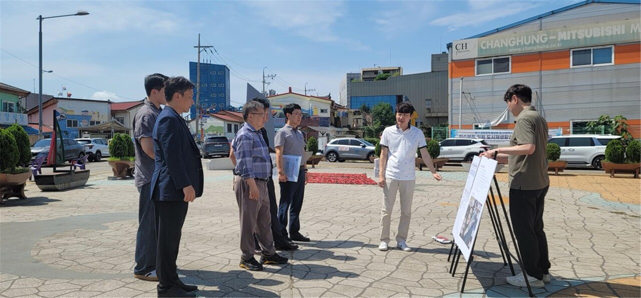 유정복 시장인 관내 도심복합사업 현장을 방문해 추진상황을 점검했다. [사진=인천시 제공]