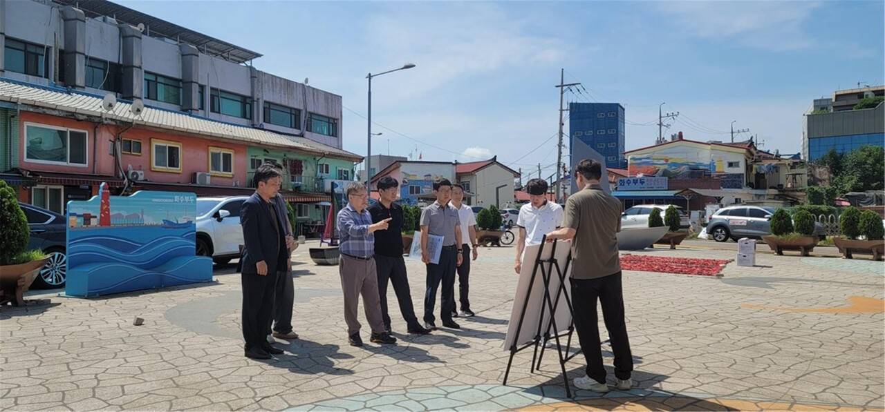 유정복 시장인 관내 도심복합사업 현장을 방문해 추진상황을 점검했다. [사진=인천시 제공]