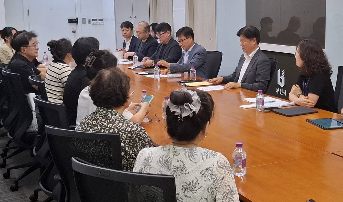 조용익 부천시장(윗줄 오른쪽 두번째)이 지난 12일 ‘부천원미 도심복합사업’ 주민 간담회에서 주민대표위원장 등 주민 10여 명과 만났다. [사진=부천시 제공]