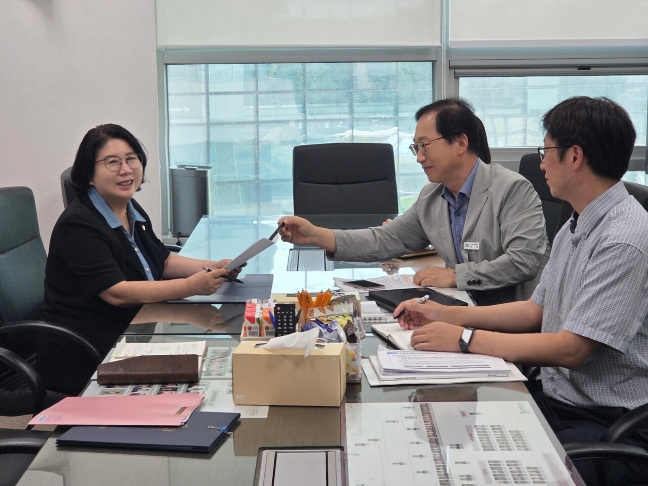경기도의회 이서영 도의원이 경기도 노후신도시정비과와 정담회를 가졌다. [사진=경기도의회 제공]