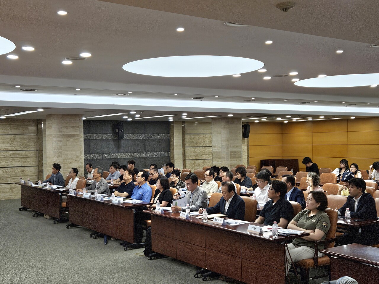 LH 서울지역본부가 서울지역 내 30여곳의 도심복합사업지구 주민대표와 소통간담회를 28일 개최했다. 간담회에는 주민대표를 비롯해 LH 직원 등 관계자 100명이 참석했으며 최근 개정된 관련 법령과 제도개선 내용에 대해 구체적인 설명을 통해 주민들의 궁금증도 해소했다. [사진=LH 서울지역본부 제공]