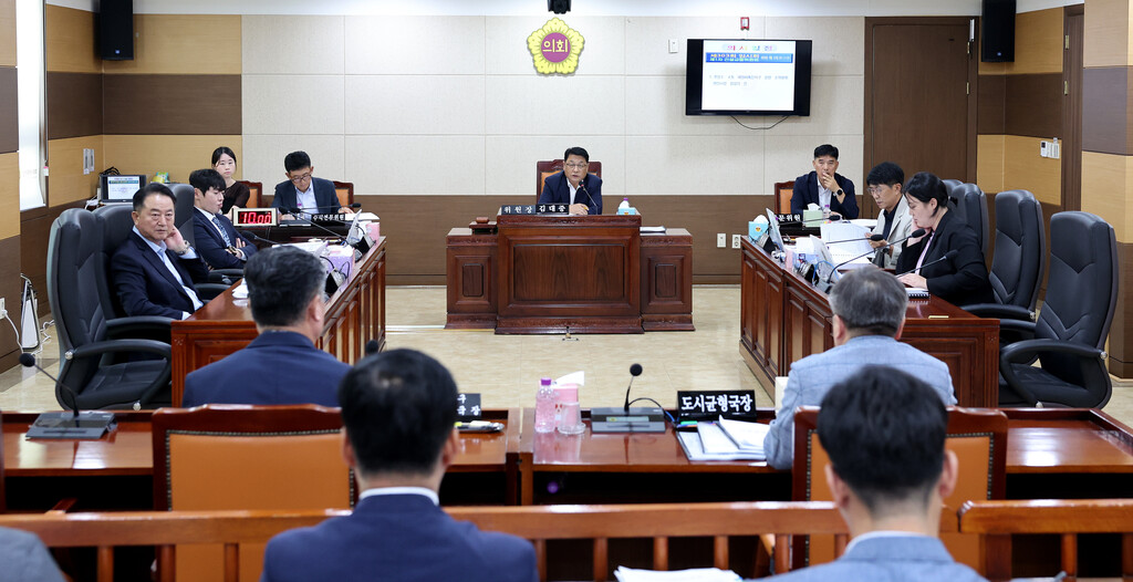 인천시의회 건설교통위원회가 미추2구역 동의서 재징구와 관련한 현안사항을 점검했다. [사진=인천시의회 제공]