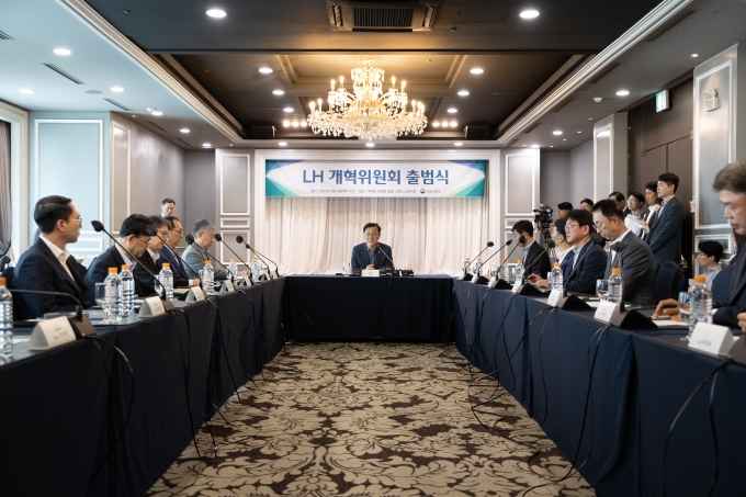 국토교통부는 지난달 28일 LH 개혁위원회 출범식을 가졌다. [사진=국토부 제공]