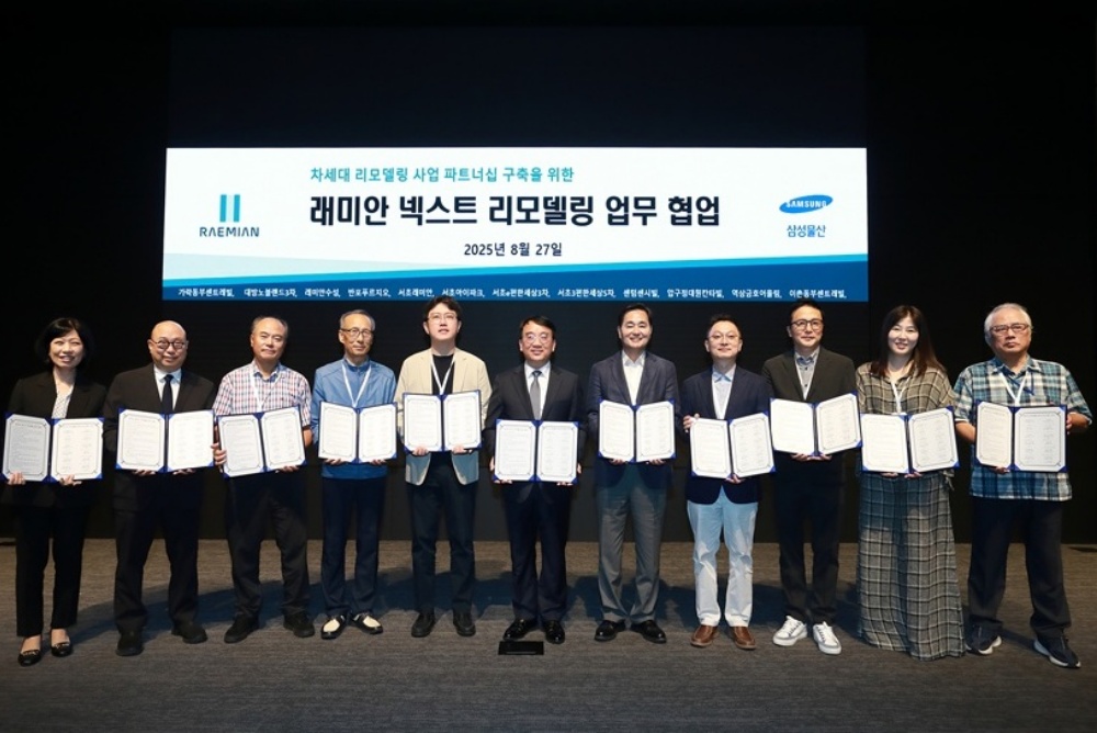 래미안 넥스트 리모델링 파트너십 행사. 왼쪽부터 박인숙 리모델링팀장, 김명석 주택사업본부장, 가운데 김상국 주택개발사업부장 [사진=삼성물산 제공]