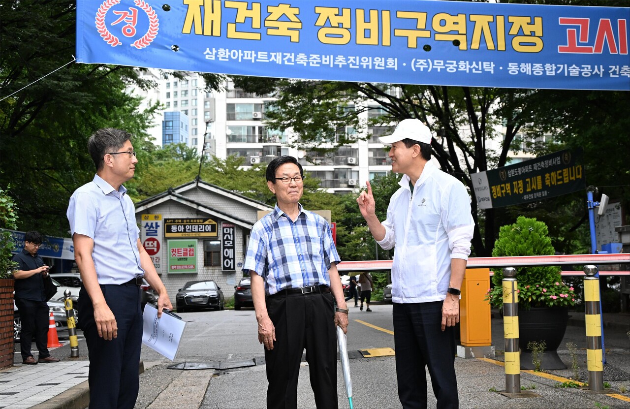 오세훈 시장이 4일 오전 준공업지역 법적 상한용적율 도입 1호 대상지로 선정된 도봉구 삼환도봉아파트를 찾아 일대를 점검하고 있다. [사진=서울시 제공]