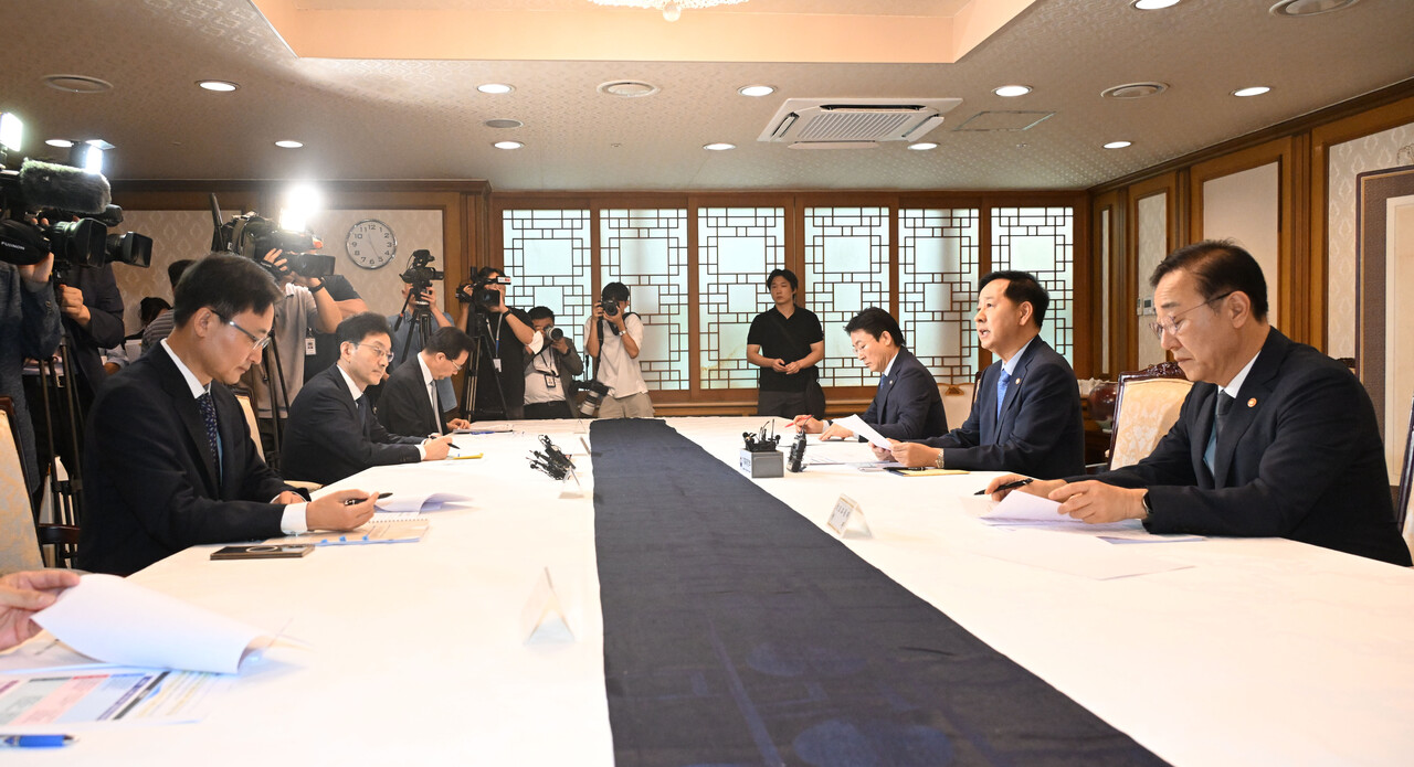 지난 7일 오전 서울 종로구 정부서울청사에서 열린 '부동산관계장관회의' [사진=기재부 제공]