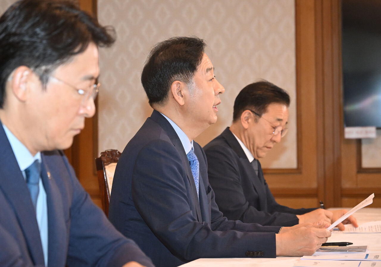 지난 7일 오전 서울 종로구 정부서울청사에서 열린 '부동산관계장관회의' [사진=기재부 제공]