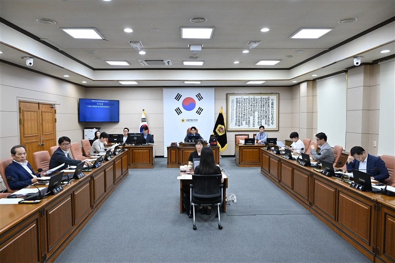 서울시의회 규제개혁 특별위원회가 도시공간본부 도시공간기획관으로부터 업무보고를 받았다. [사진=서울시의회 제공]