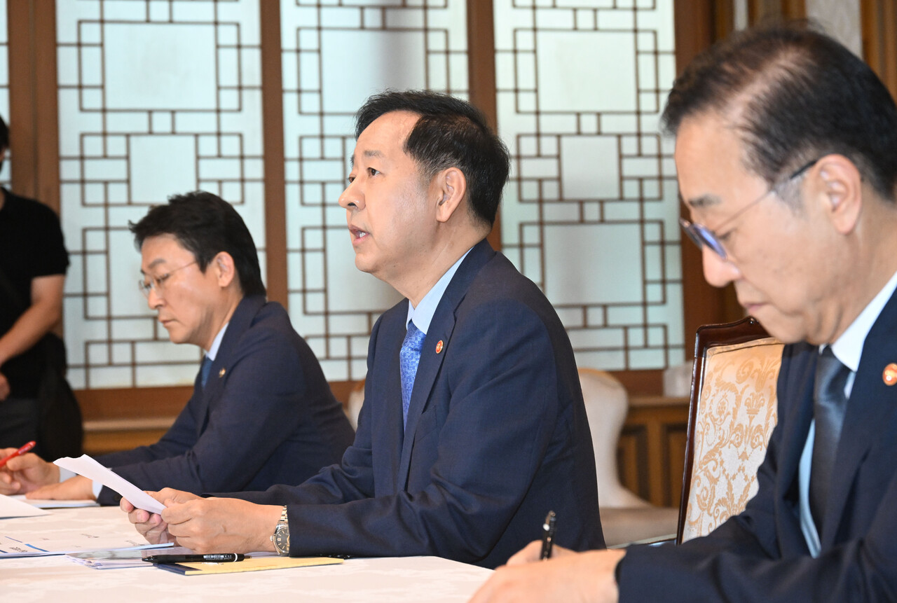 이재명 정부, 팔 걷었다… “정비사업 기간 최대 3년 단축”=구윤철 경제부총리 겸 기획재정비 장관이 지난 7일 부동산관계장관회의를 열고 주택공급 확대방안을 발표했다. 정부는 재건축·재개발 사업기간을 최대 3년 앞당겨 향후 5년간 수도권에 23만4,000세대 착공을 지원하겠다고 밝혔다.