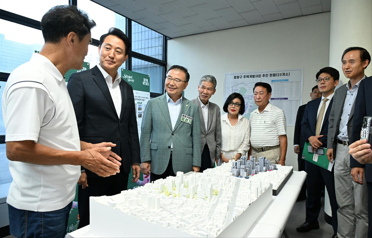 오세훈 시장이 지난 11일 중랑구민회관에서 열린 '대시민 정비사업 아카데미'에서 중랑구 면목동 일대 정비사업에 대한 설명을 청취하고 있다. [사진=서울시 제공]