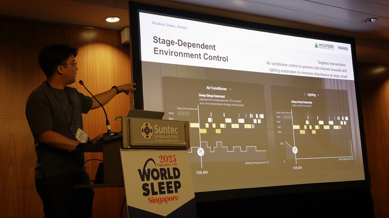 현대건설 신성욱 책임연구원이 수면환경 솔루션 ‘헤이슬립’ 연구 결과를 'World Sleep Congress 2025'에서 발표하고 있다. [사진=현대건설 제공]