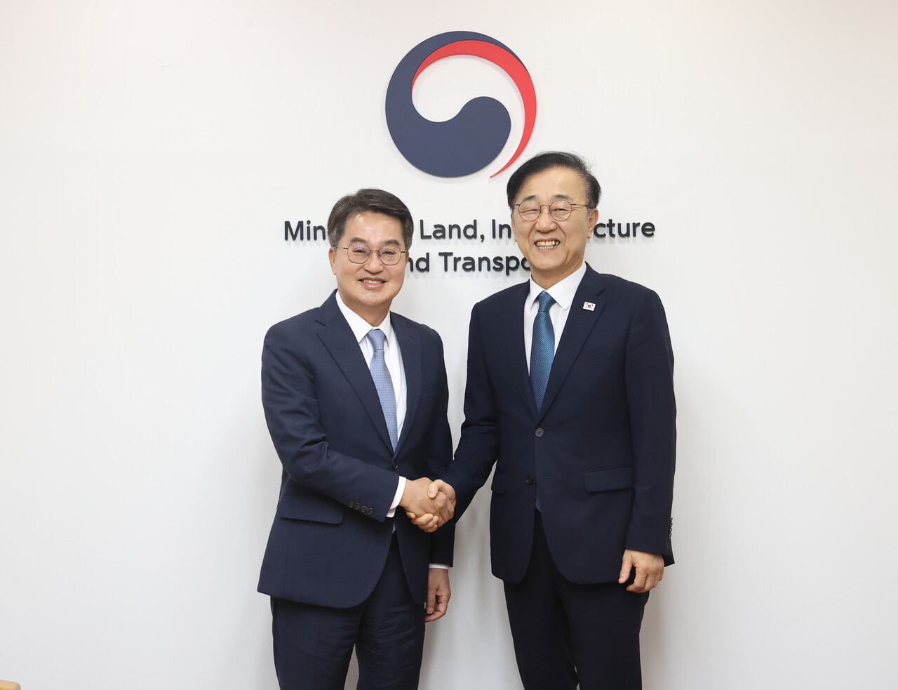 김동연 경기도지사가 김윤덕 국토교통부 장관을 만나 1기 신도시 정비사업 등 경기도 핵심 현안 4대 과제에 대한 적극 협력을 요청했다. [사진=경기도 제공]