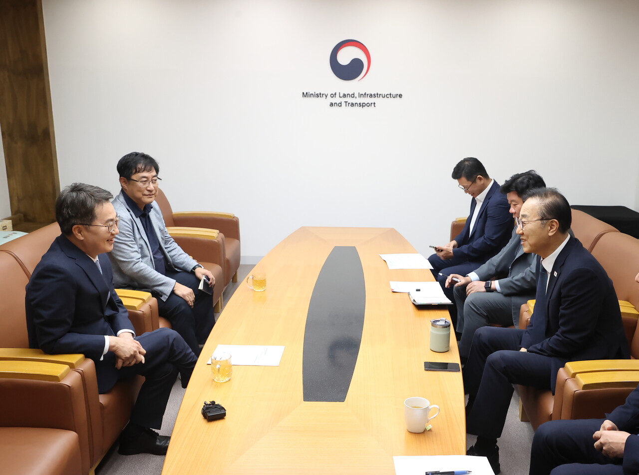 김동연 경기도지사가 김윤덕 국토교통부 장관을 만나 1기 신도시 정비사업 등 경기도 핵심 현안 4대 과제에 대한 적극 협력을 요청했다. [사진=경기도 제공]