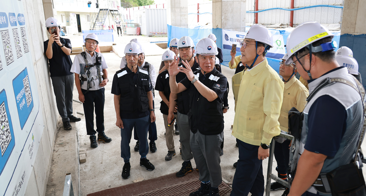국토교통부와 고용노동부가 지난 18일 서울 용산구 소재 신축공사 현장을 찾아 불법하도급 점검을 실시했다. [사진=고용노둥부 제고]