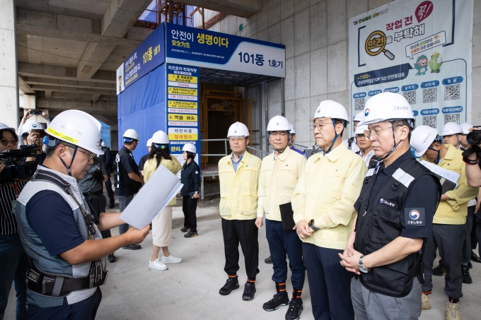 국토교통부와 고용노동부가 지난 18일 서울 용산구 소재 신축공사 현장을 찾아 불법하도급 점검을 실시했다. [사진=국토교통부 제고]