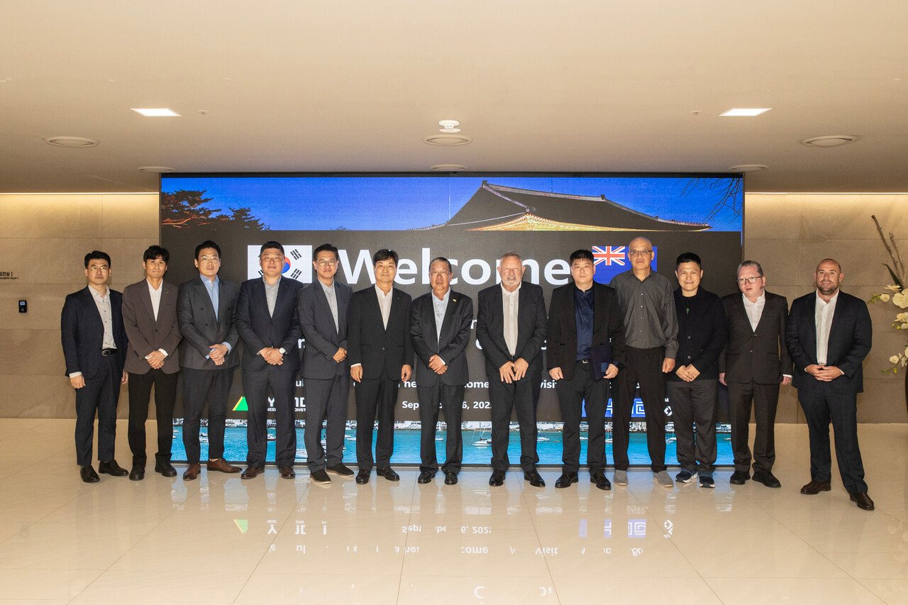 지난 16일 서울 종로구 현대건설 본사 사옥에서 현대건설 김태희 건축사업부장(왼쪽에서 여섯 번째), 김경수 글로벌사업부장(왼쪽에서 다섯 번째), 장 야쉰 HND 홀딩스 창업주(왼쪽에서 일곱 번째), 로널드 맥레이 CMP 대표(오른쪽에서 여섯 번째)를 비롯한 관계자들이 ‘The Strand 주택 개발사업에 대한 시공사 조기 참여 협약’을 체결한 후 기념사진을 촬영하고 있다. [사진=현대건설 제공]