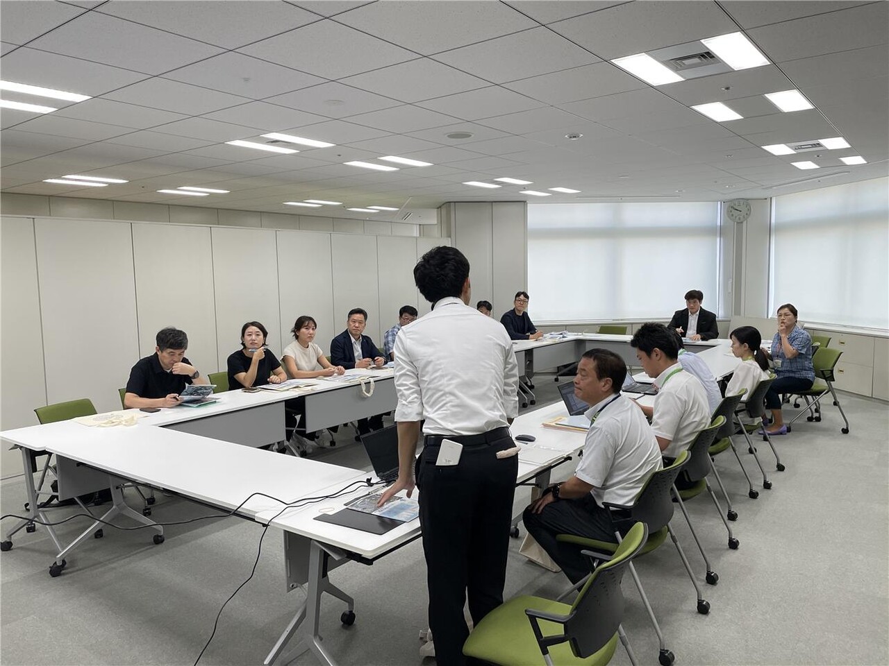 SH 직원들이 도쿄도청(하수도국)을 방문하여 물재생센터 복합개발 사례 등을 청취하고 있다. [사진=SH 제공]