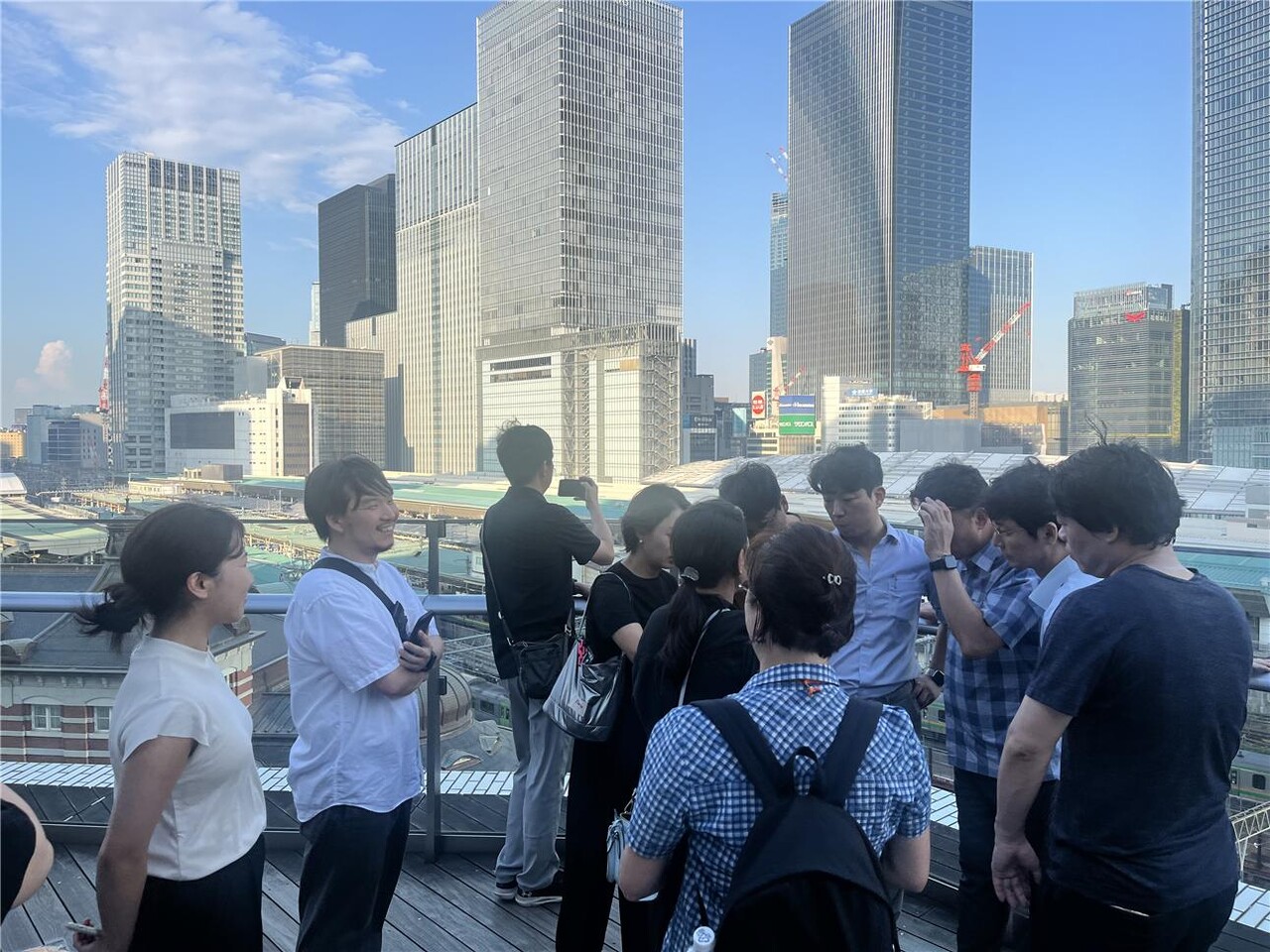 SH 직원들이 도쿄역 일대에서 고밀복합개발 사례 등을 견학하고 있다. [사진=SH 제공]