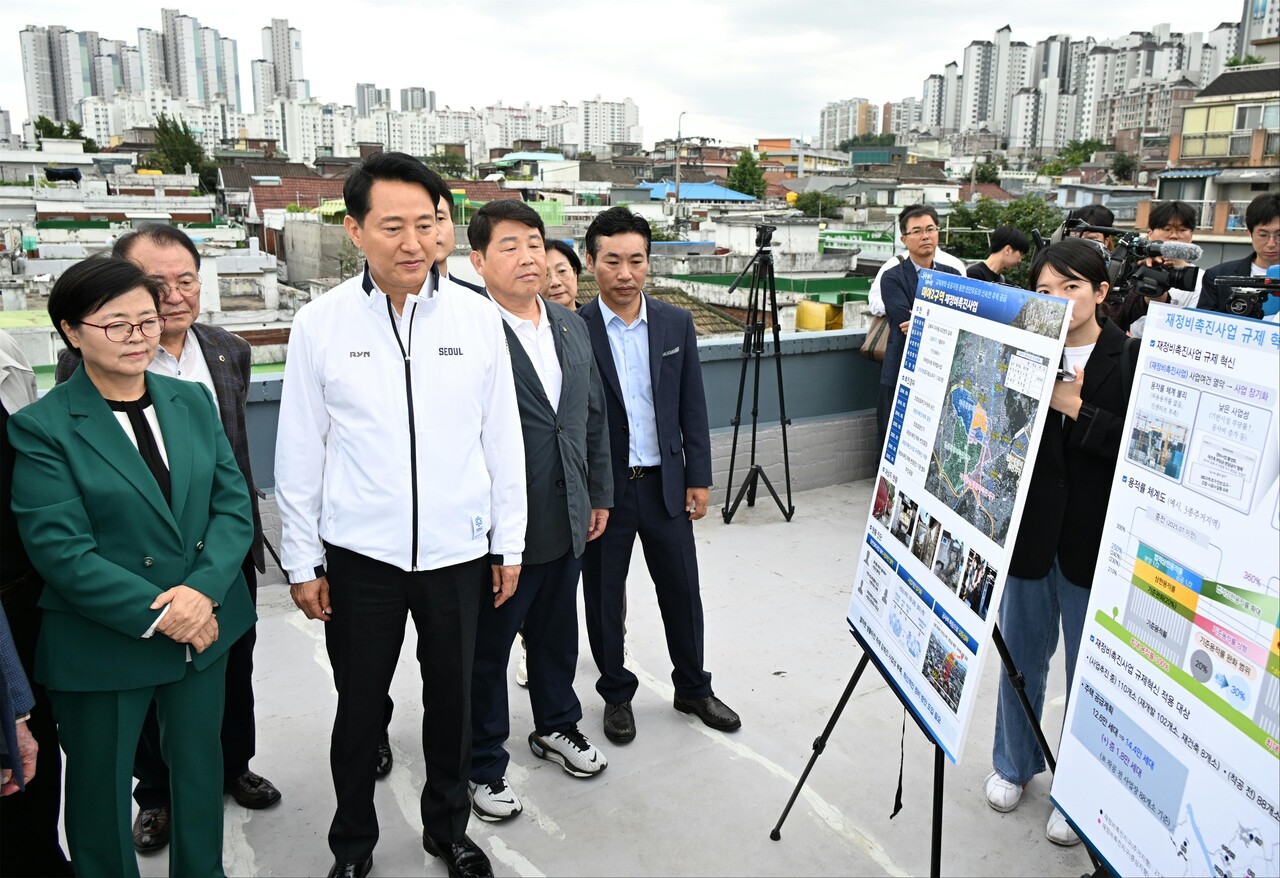 24일 서울 강북구 미아2구역을 찾은 오세훈 서울시장이 사업 현황을 청취하고 있다. [사진=서울시 제공]