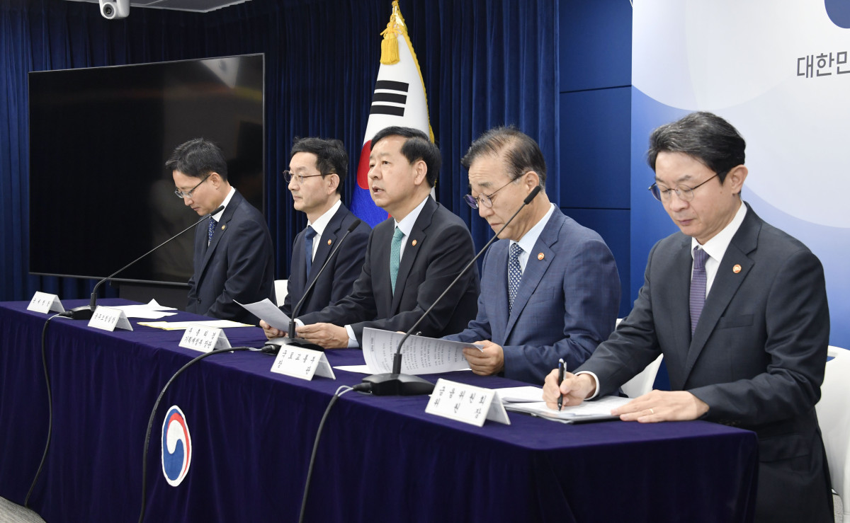 李 정부, 주택시장 안정화 대책 발표=구윤철 부총리 겸 기획재정부 장관이 지난 15일 오전 정부서울청사에서 열린 ‘주택시장 안정화 대책 관련 관계부처 합동 브리핑’에서 주요내용을 발표하고 있다. 왼쪽부터 임광현 국세청장, 윤창렬 국무조정실장, 구윤철 부총리, 김윤덕 국토부 장관, 이억원 금융위원장.[사진=기재부 제공]