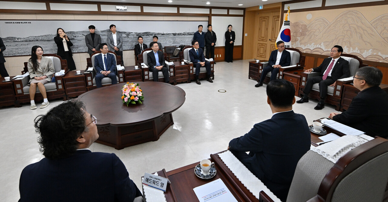 인천시가 22일 LG CNC와 노후계획도시 첨단미래도시서비스 활요을 위한 업무협약식을 개최했다. [사진=인천시]