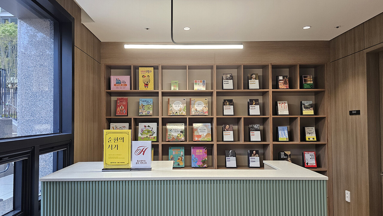  ‘순환의 서가’ 서비스가 제공될 12월 입주를 앞둔 힐스테이트 금오 더퍼스트의 작은 도서관 내부 모습. [사진=현대건설 제공]