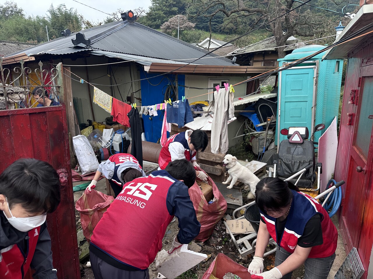 HS화성의 화성자원봉사단이 지난 25일 경상북도 청도군에서 주거환경 개선 활동을 펼쳤다. [사진=HS화성 제공]