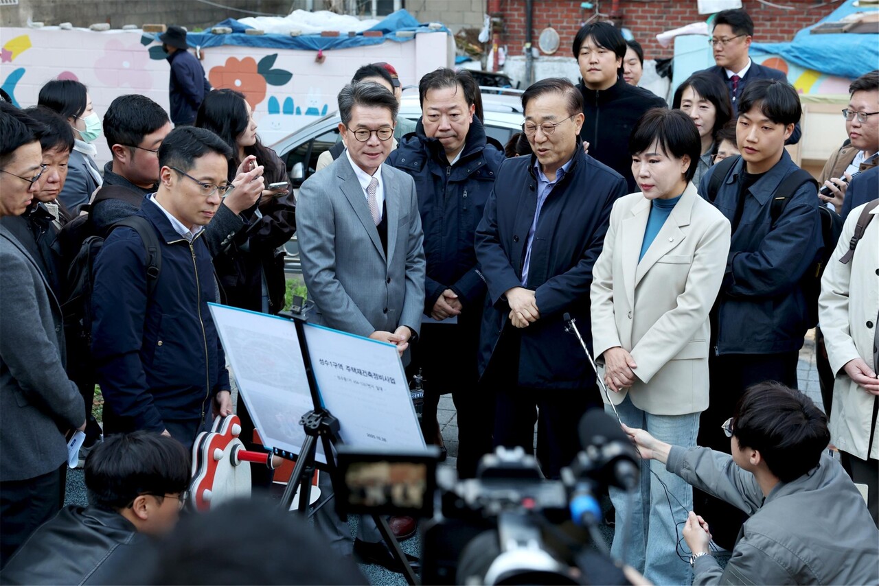김윤덕 국토교통부 장관이 정원오 성동구청장 등과 함께 성수1구역 주택재건축정비사업 현장을 방문하고 있다. [사진=성동구 제공]