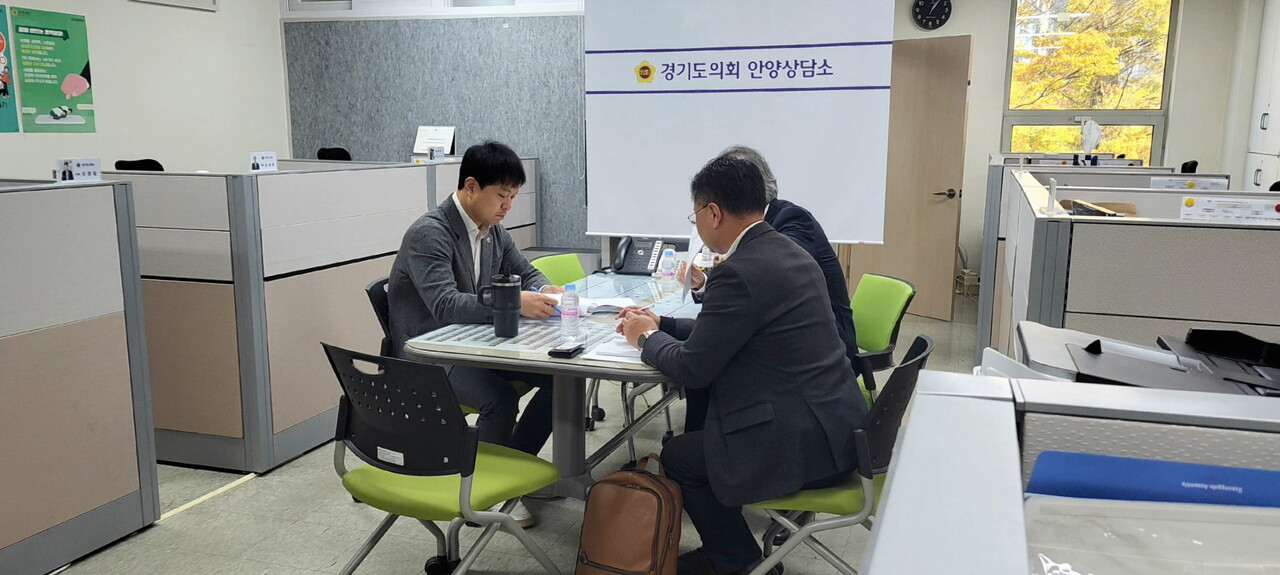 경기도의회 유영일 의원이 평촌신도시 특별정비예정구역 주민과 면담을 진행했다. [사진=경기도의회 제공]