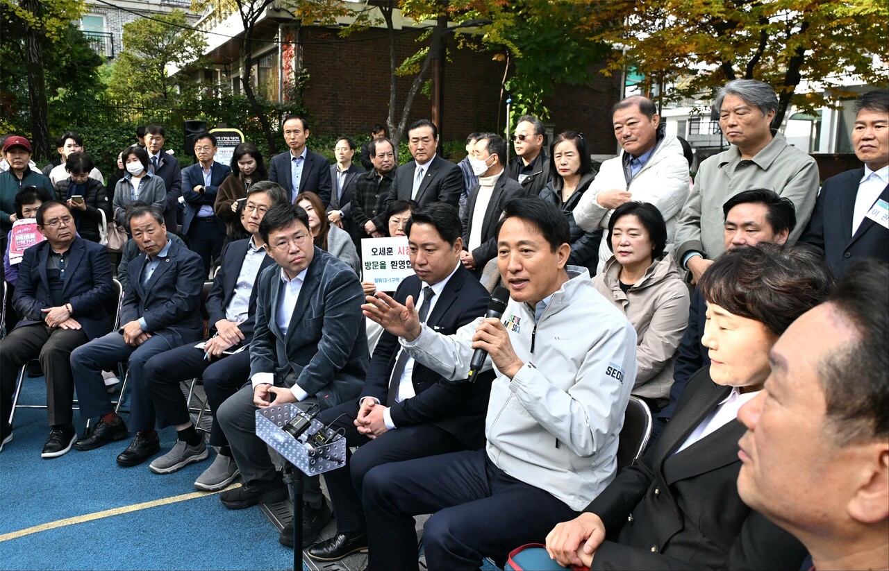 오세훈 서울시장이 지난 6일 오전 성북구 장위13구역 재정비촉진사업 현장을 방문해 주민들과 간담회를 하고 있다. [사진=서울시 제공]