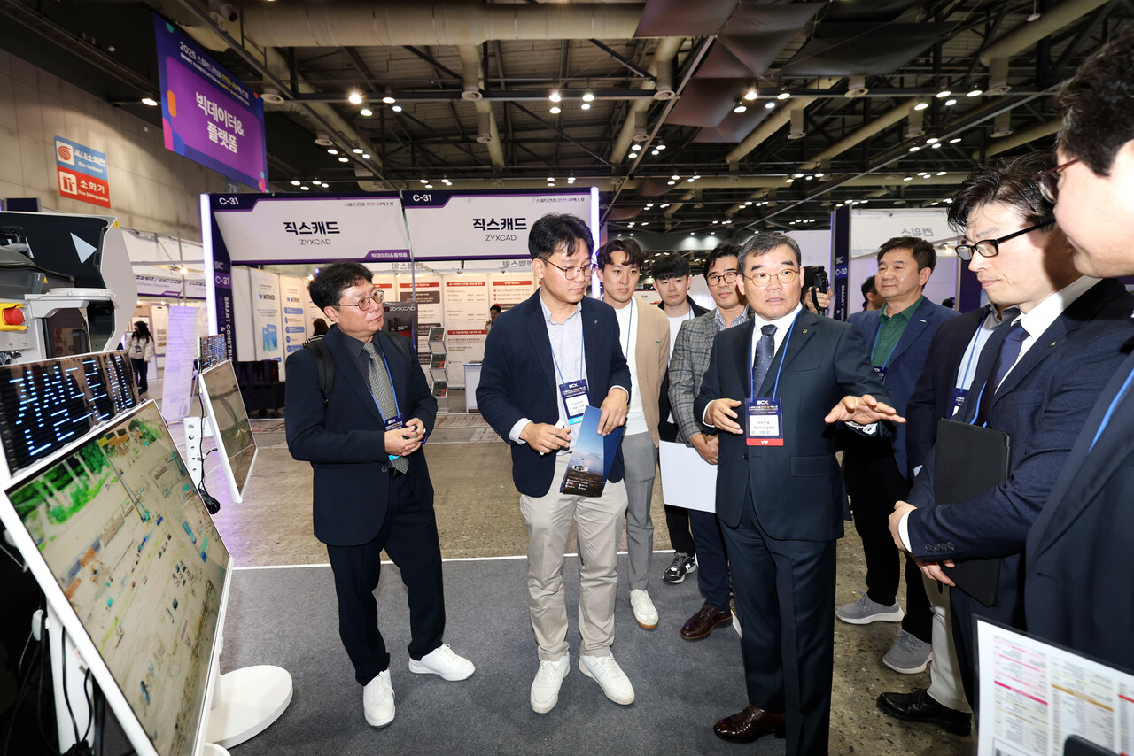 대우건설 김보현 대표이사가 스마트건설 엑스포 행사 전시장을 둘러보고 있다. [사진=대우건설 제공]