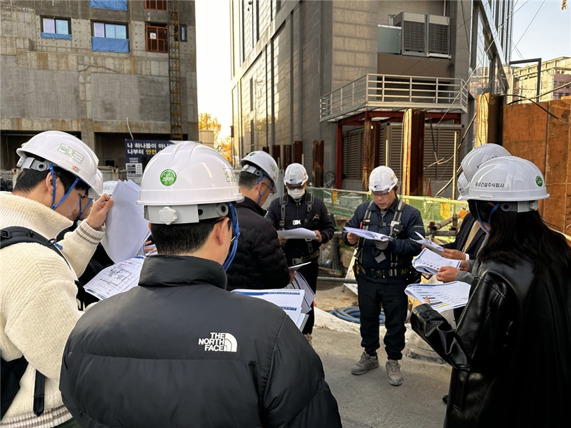 iH는 갈산백조 소규모재건축 현장에서 실습 교육을 실시하고 있다.  [사진=iH]