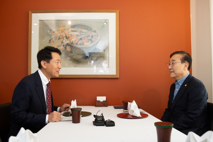 김윤덕 국토교통부 장관과 오세훈 서울시장이 13일 오전 서울 중구 서울시청 모처에서 비공개 오찬을 갖고 부동산 정책 전반에 대한 의견을 교류했다고 밝혔다. [사진=국토부]