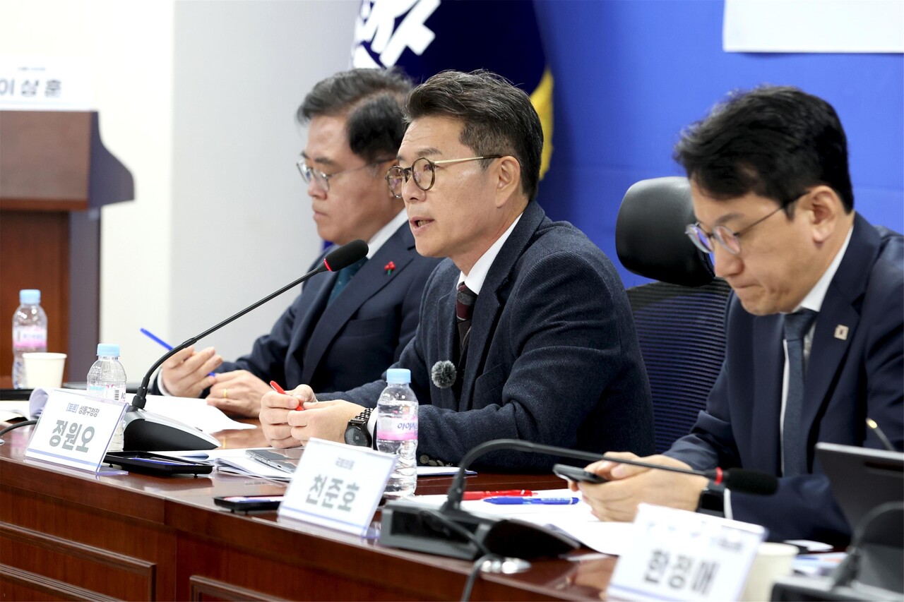 토론회에 참석해 발언하고 있는 정원오 성동구청장(가운데) [사진=성동구 제공]