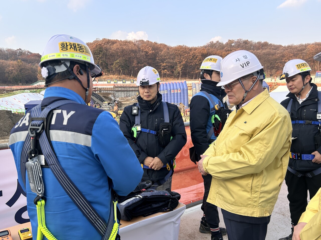 GH 김용진 사장이 지난 20일 안양관양고 공공주택지구 현장을 방문해 안전점검을 실시했다. [사진=GH 제공]